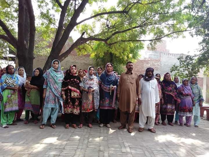 Parakletus volunteers working with community members